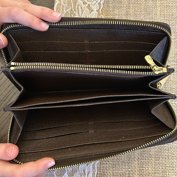 AUTHENTIC Louis Vuitton DAMIER EBENE zippy wallet with no signs of wear - Picture 12 of 13